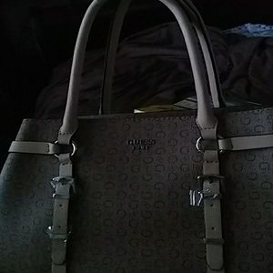 🌺Price Firm 💯 Sold Authentic Guess hand bag New